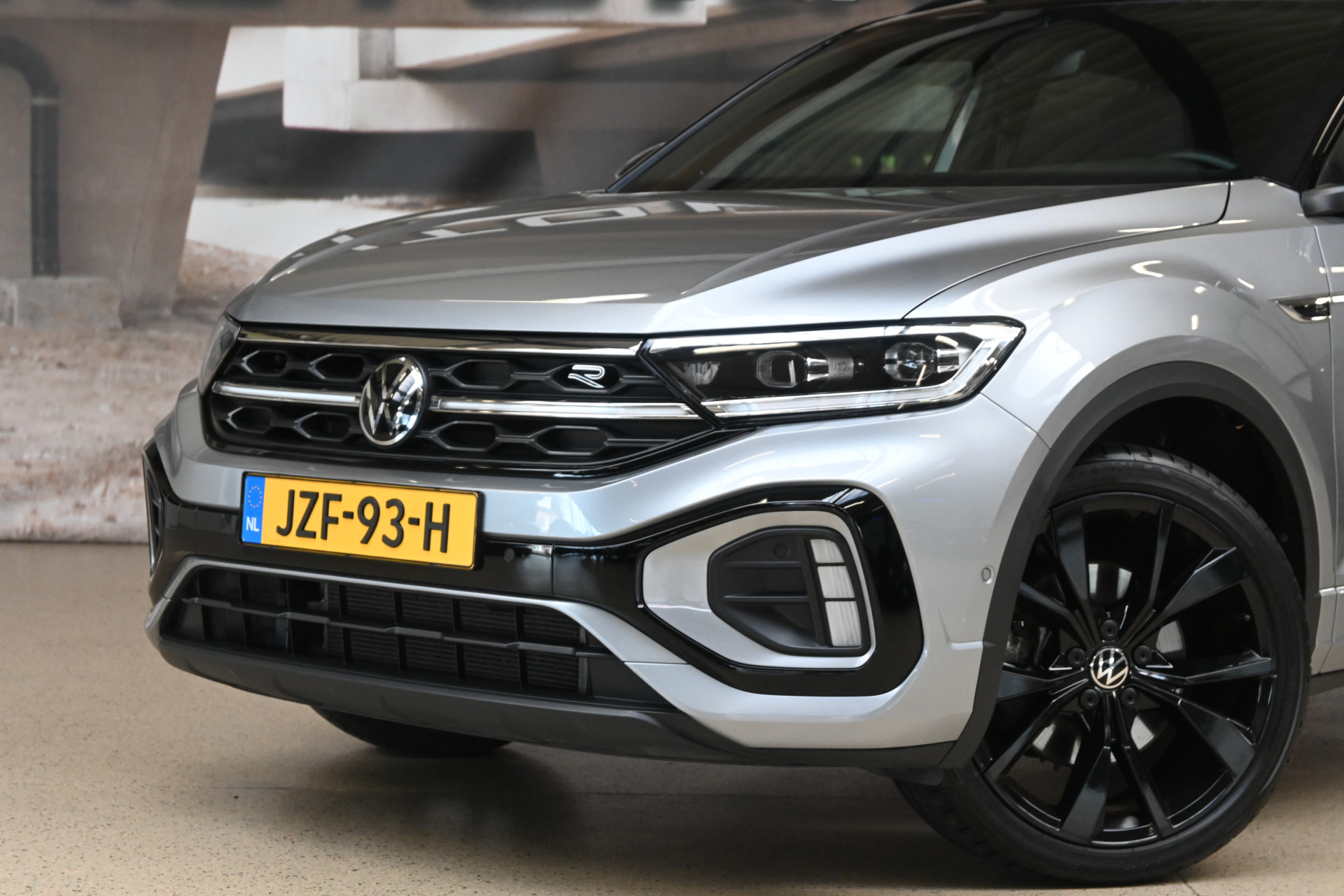 51641902-2.jpg