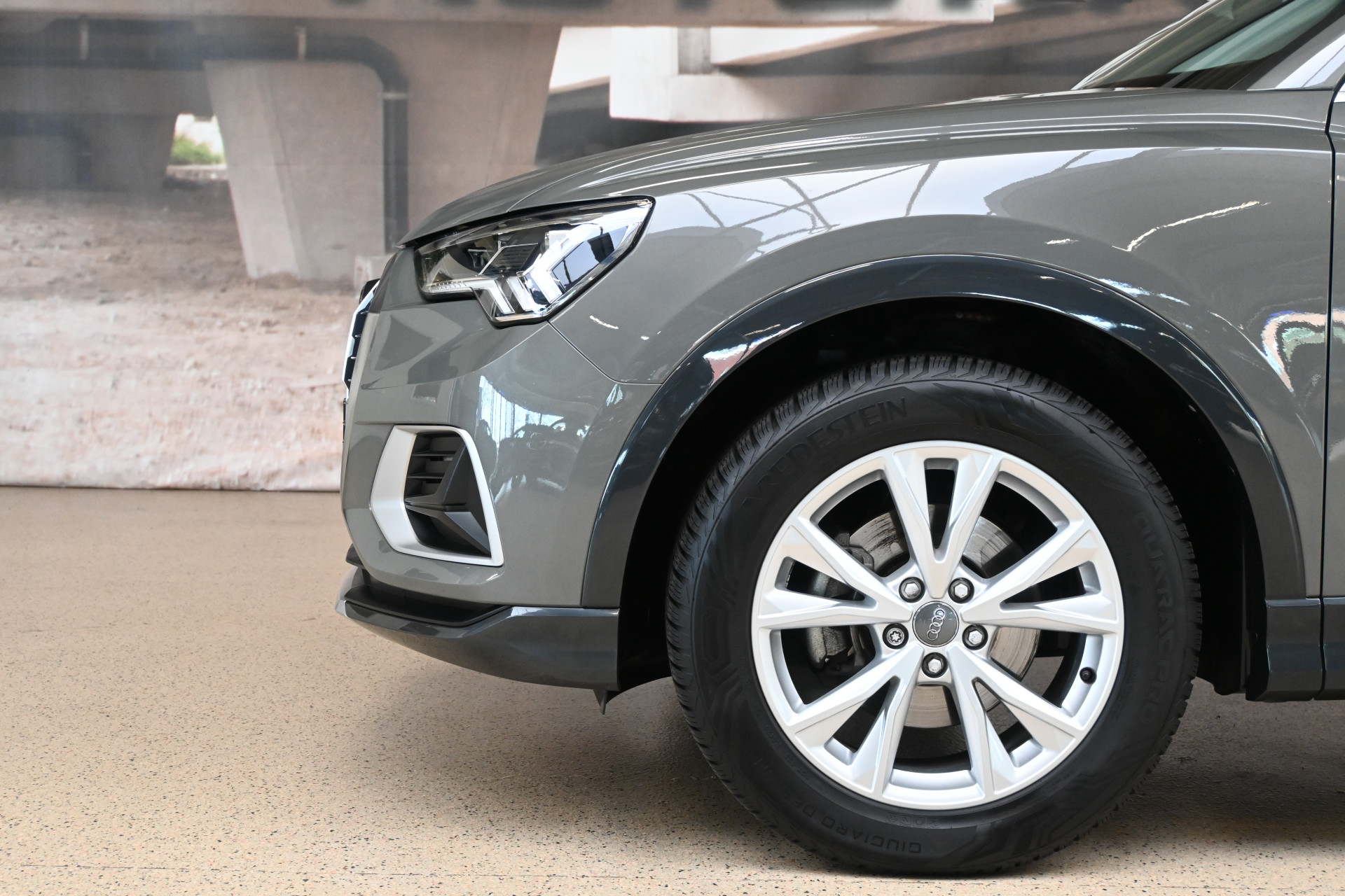 52585285-4.jpg