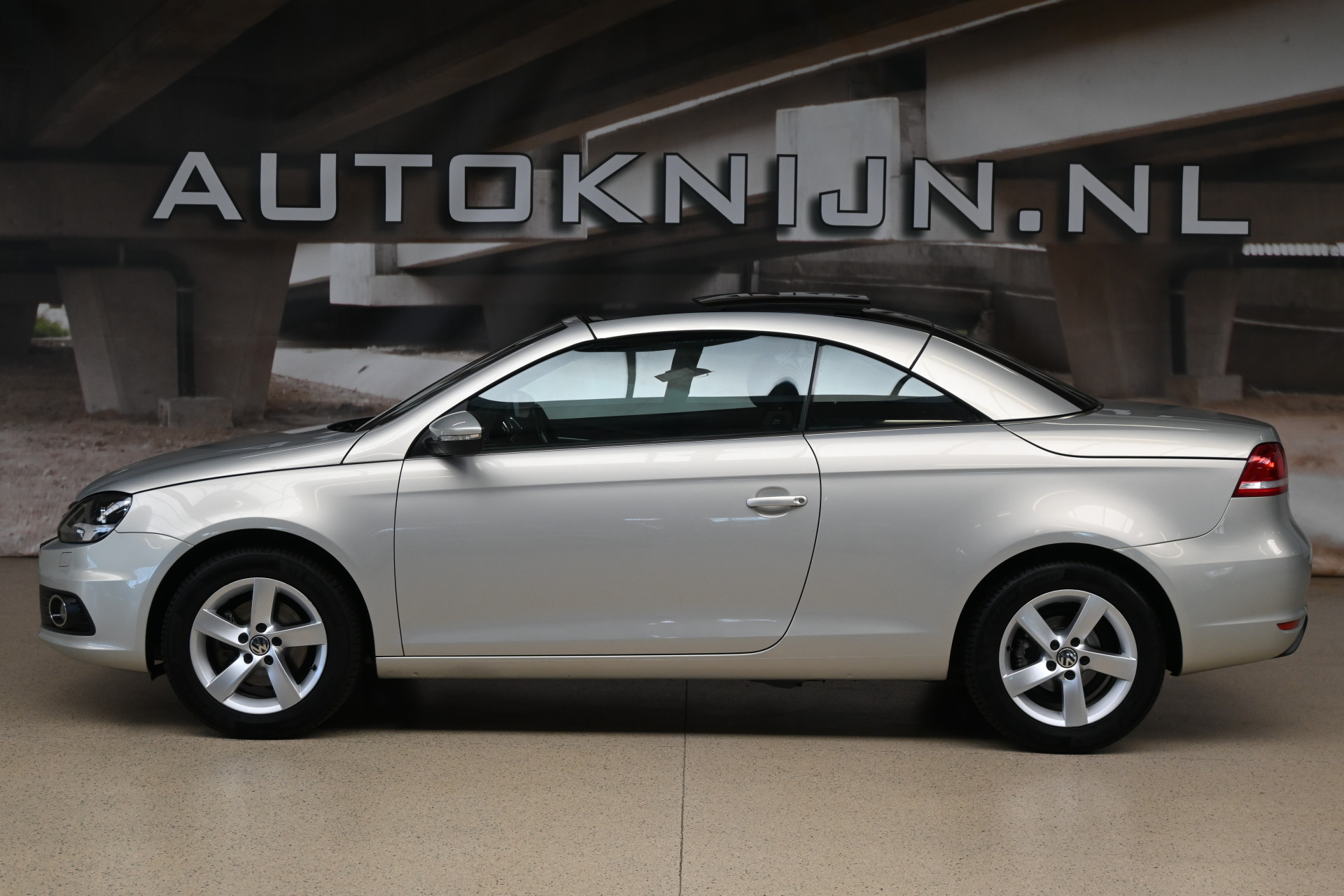 52899415-4.jpg
