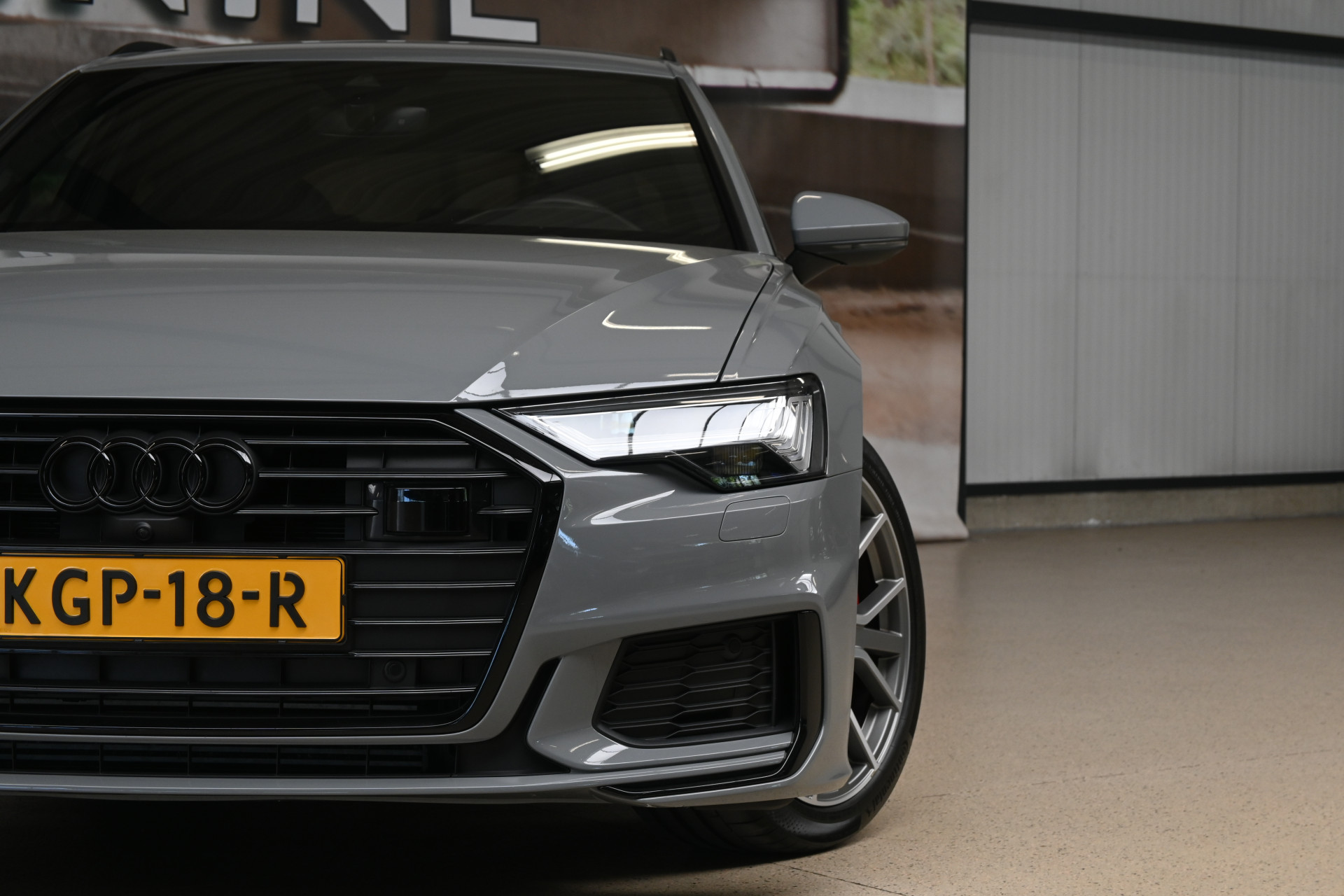 53122469-2.jpg