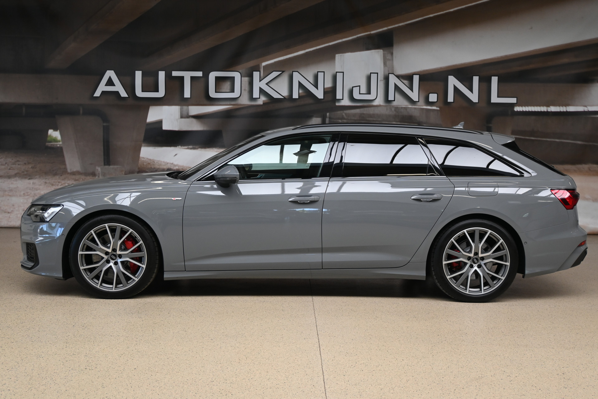 53122469-4.jpg
