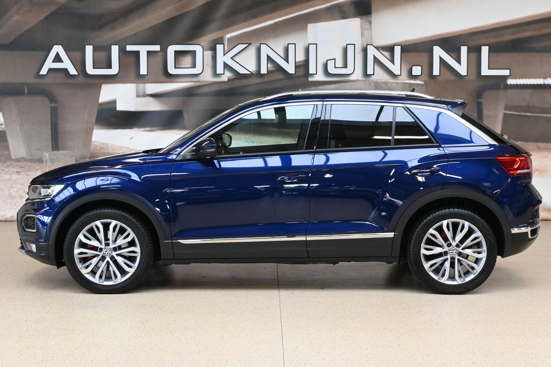 53284510-3.jpg