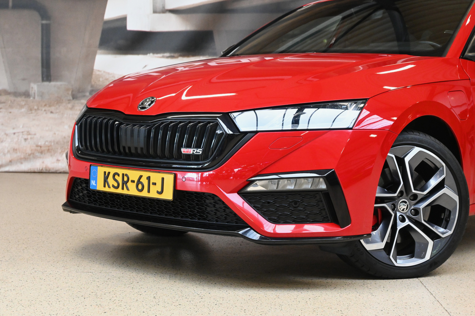 56097634-2.jpg