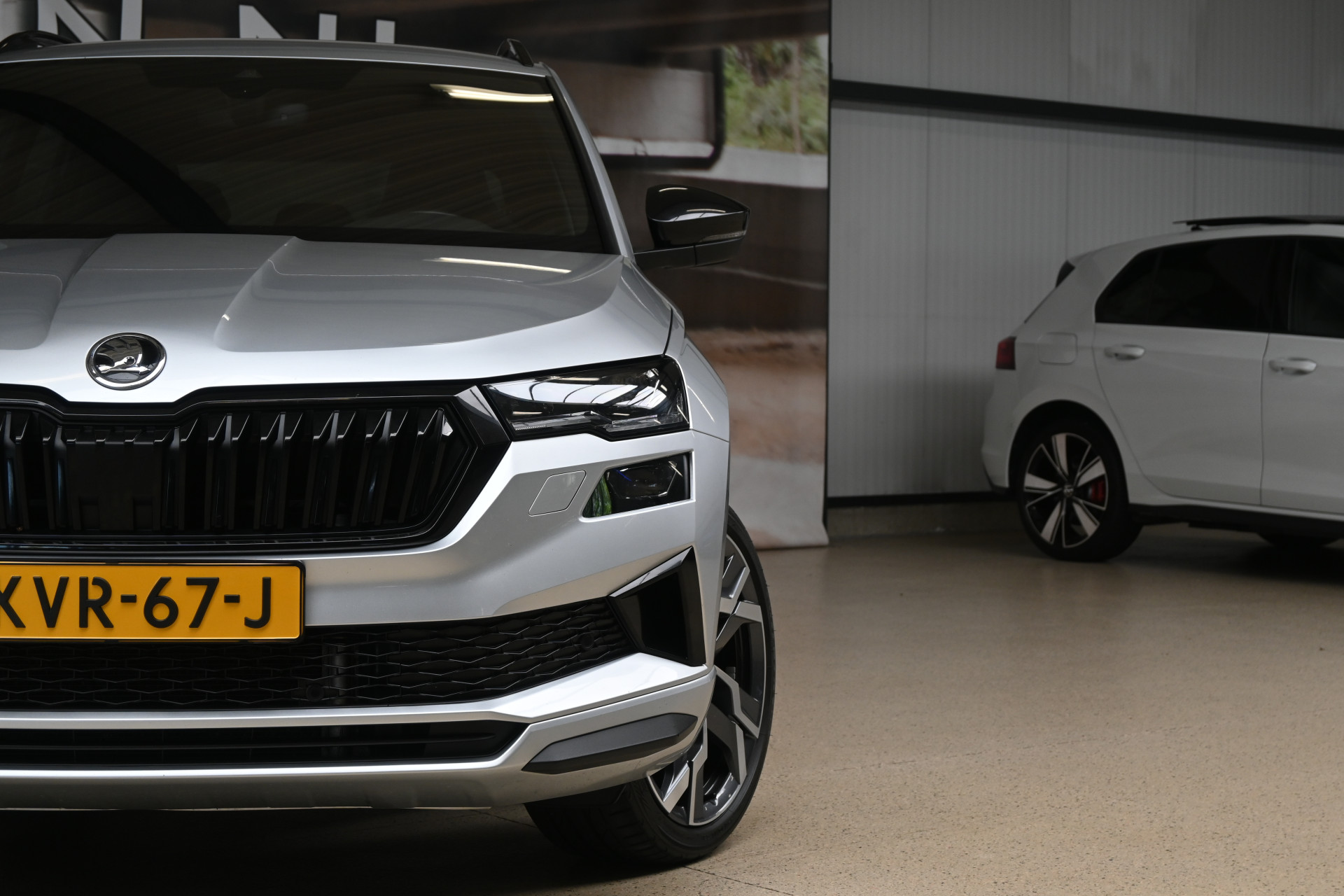 56139430-2.jpg