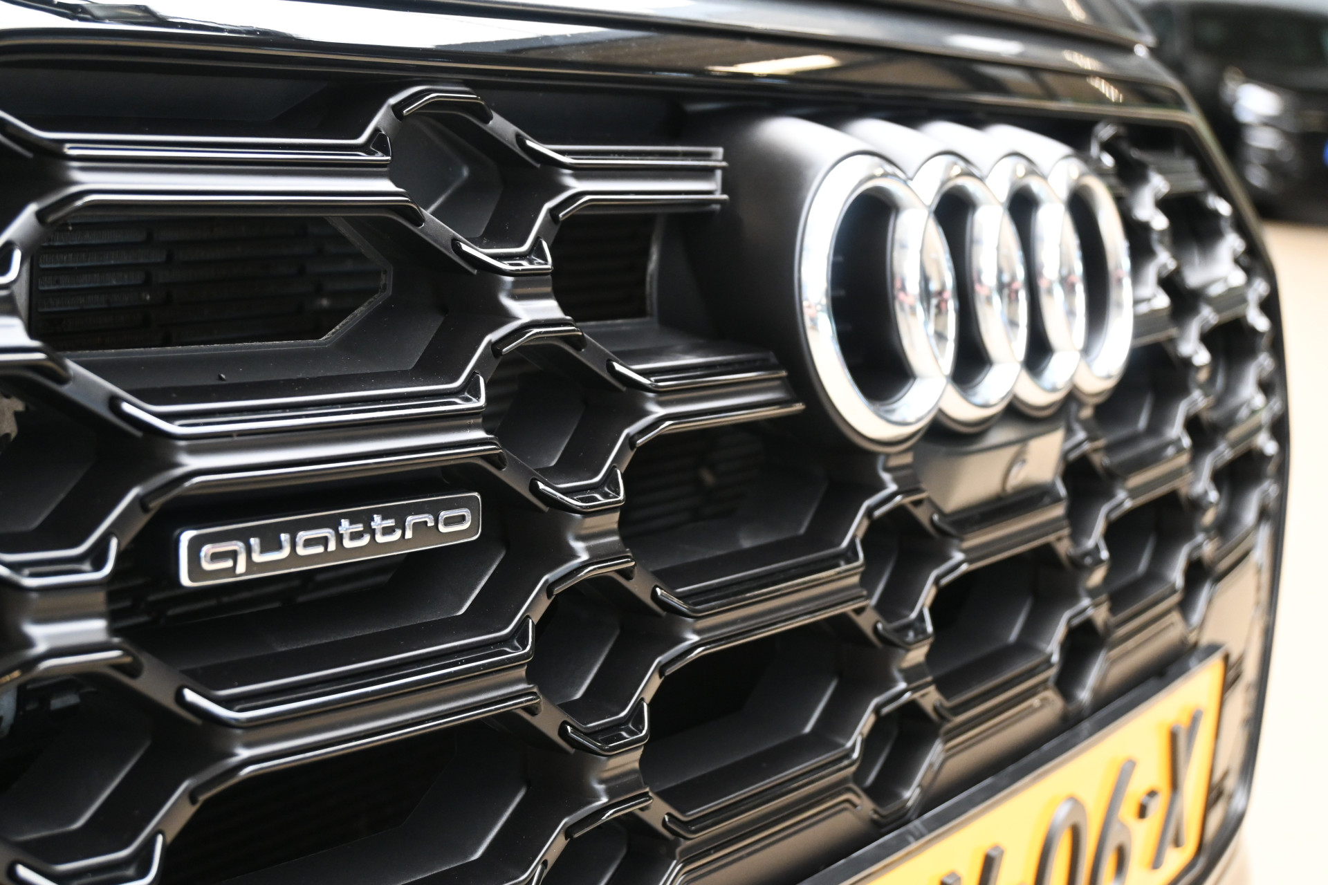 56573802-3.jpg