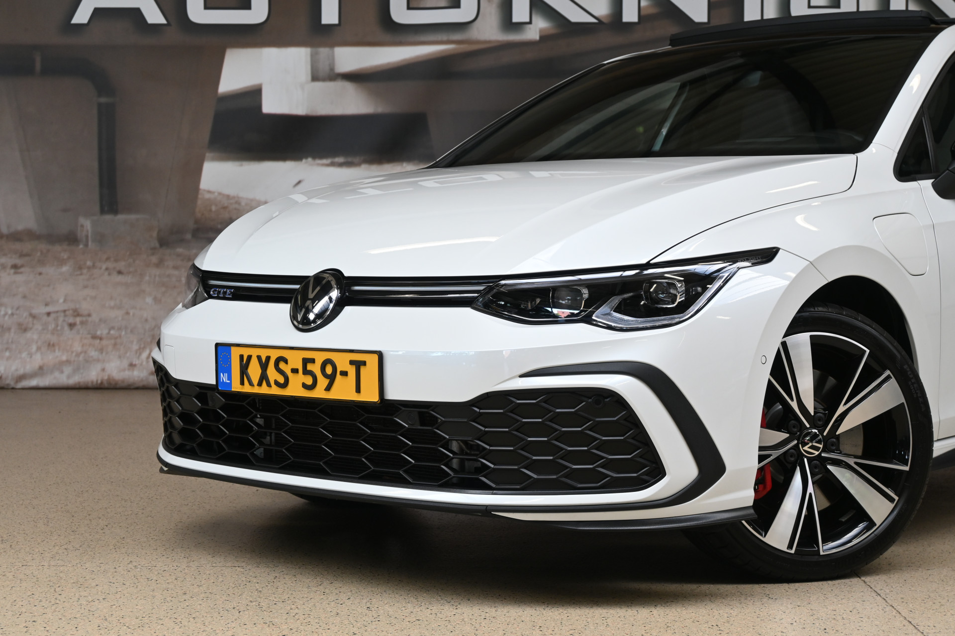 56879252-1.jpg