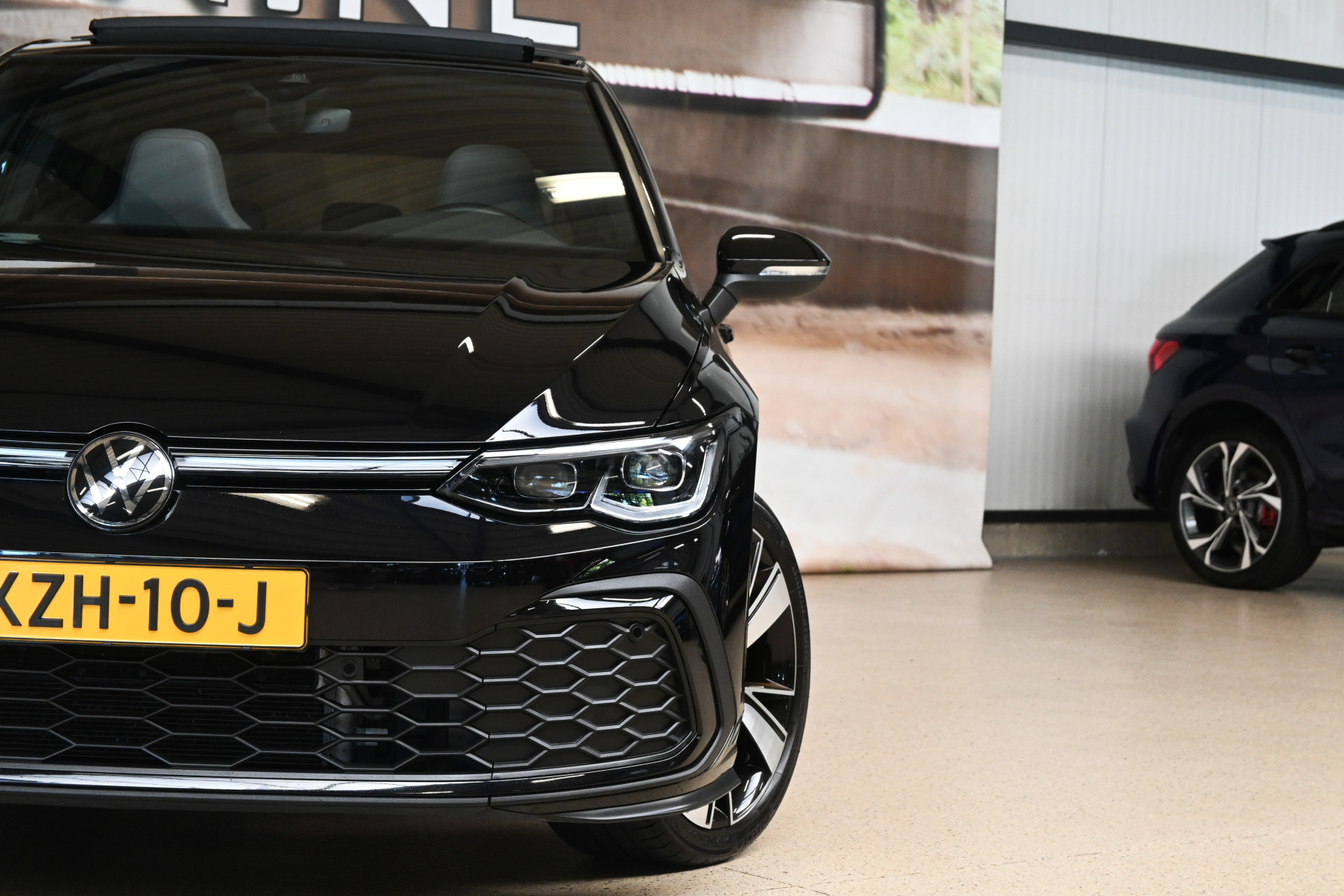 56965807-3.jpg