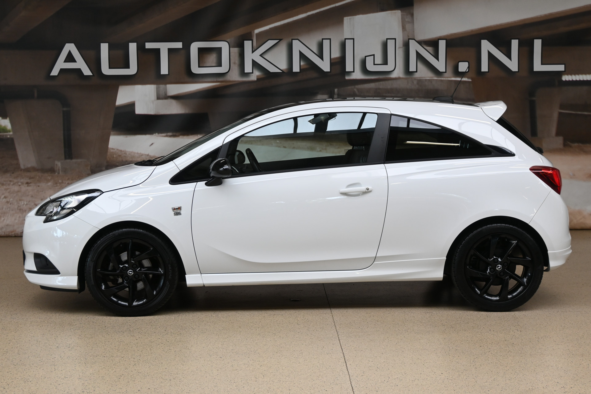 57100829-3.jpg