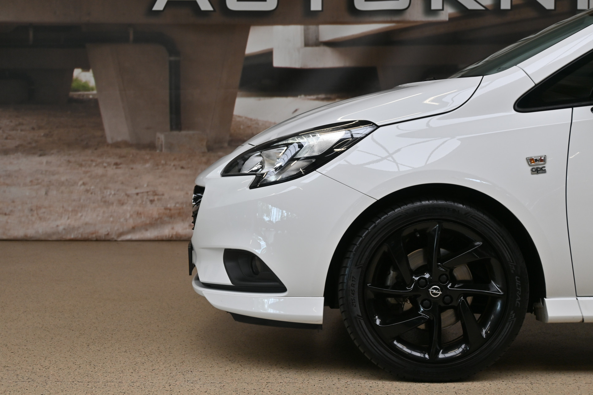 57100829-4.jpg