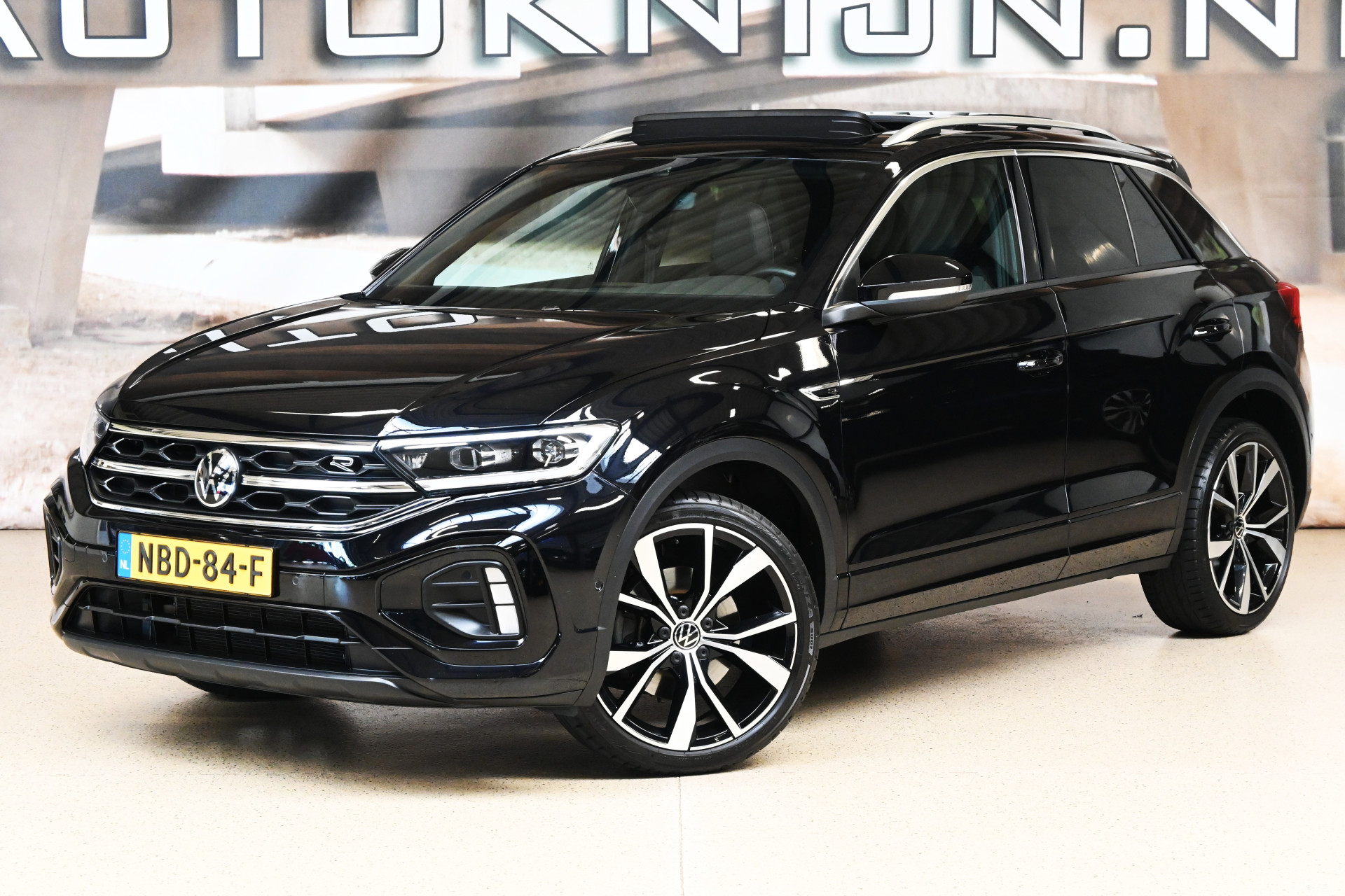 57226341-2.jpg