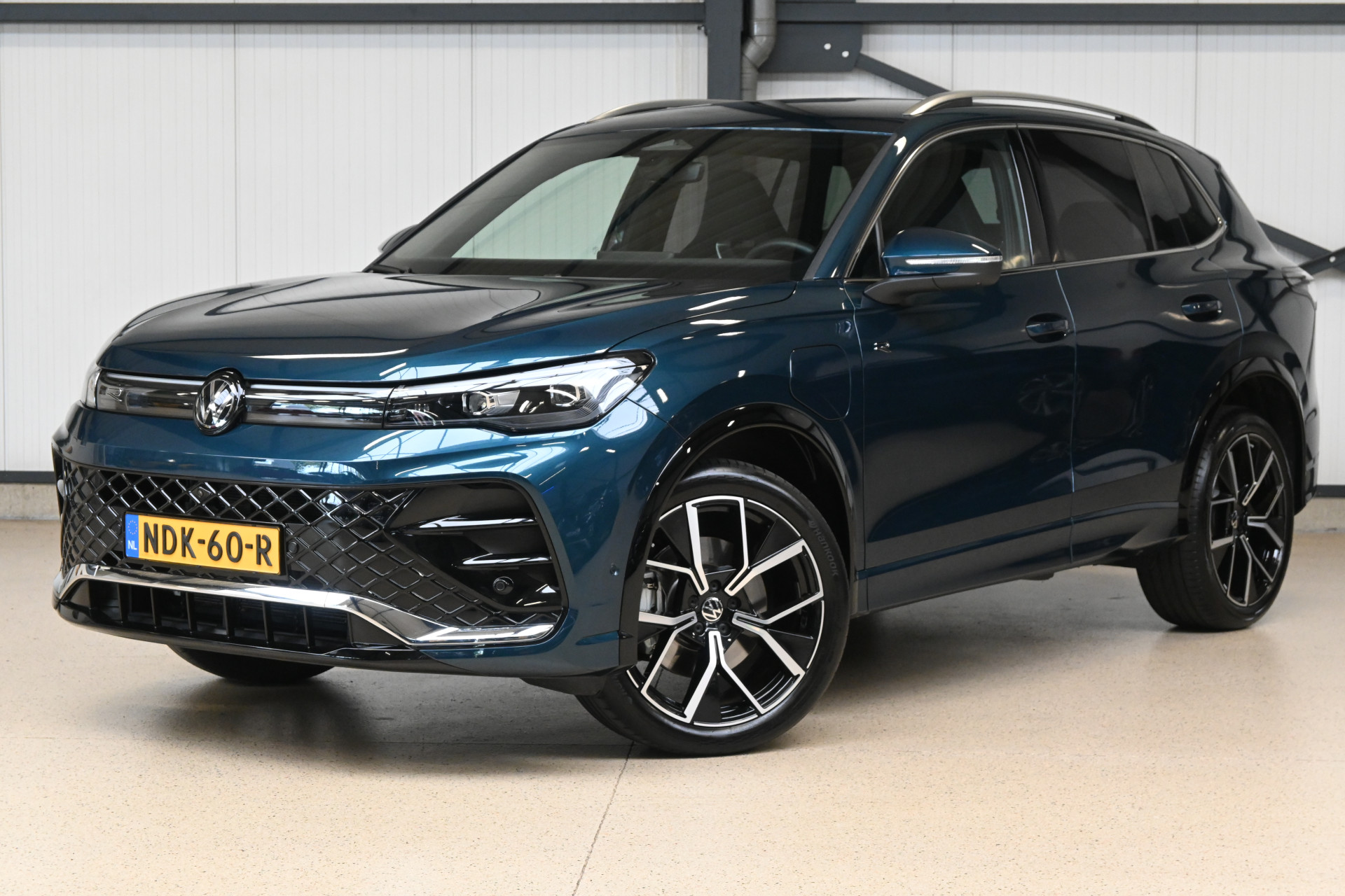 57722820-1.jpg